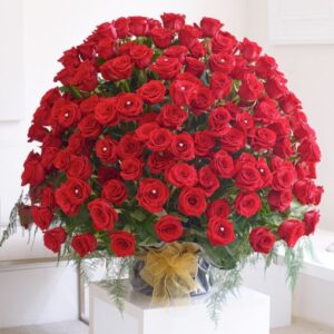 Send 150 flower roses bouquet to your loveone in karachi