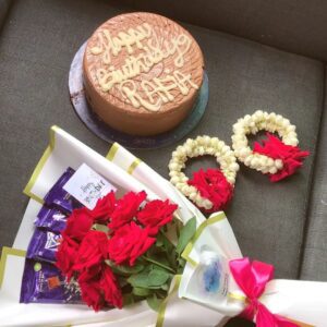 Floracake combo: fresh flowers and cake, available for online delivery in Karachi.