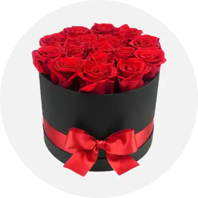 Flower arrangement in a floral box, filled with fresh roses, delivered in Karachi – perfect for birthdays, anniversaries, and Valentine's Day.